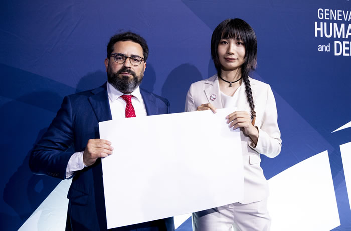 Xia Rei con Hillel Neuer (fotografía de Oliver O’Hanlon, Geneva Summit for Human Rights & Democracy)